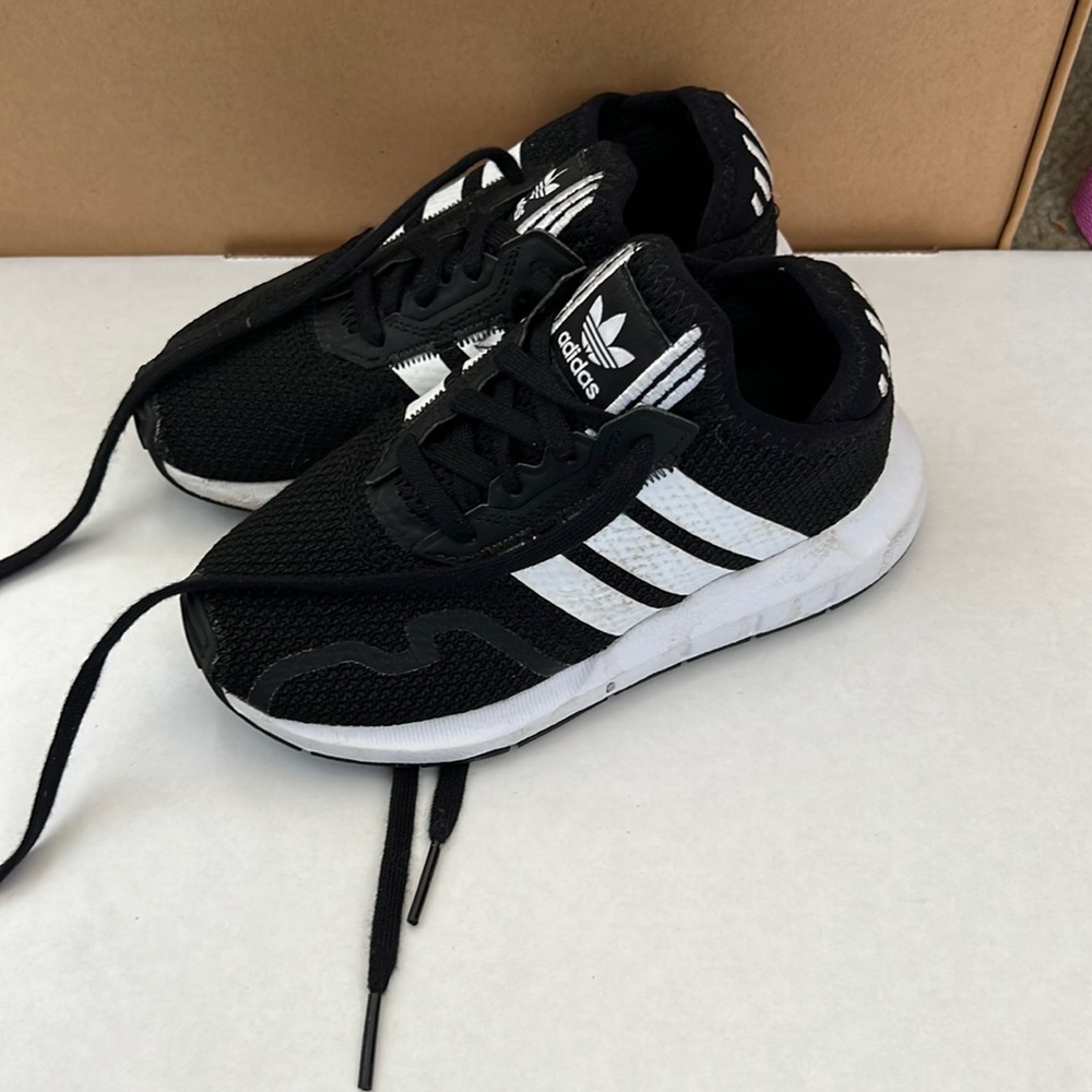10.5C boy adidas sneakers